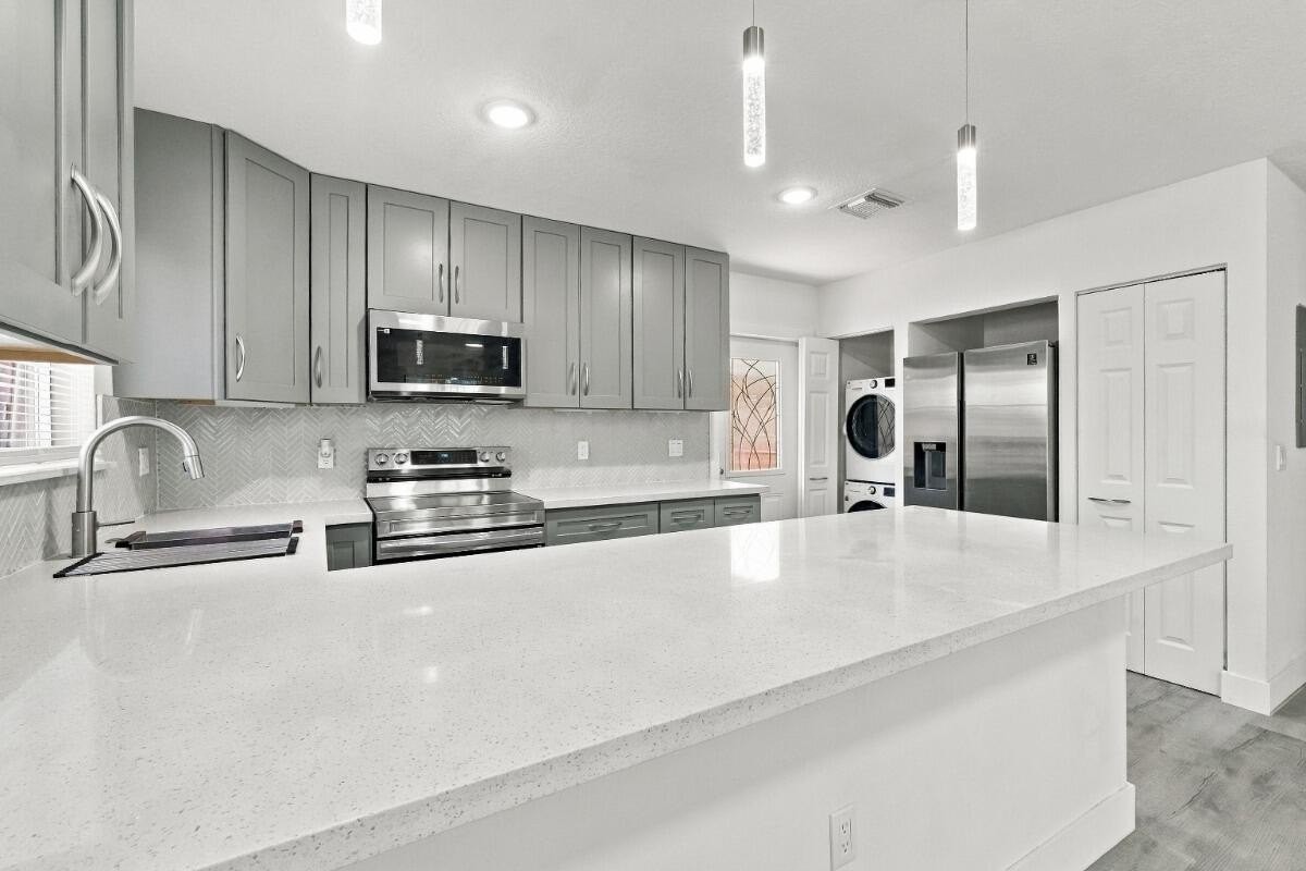 4952 Nw 21st Ave - Photo 6 of 49