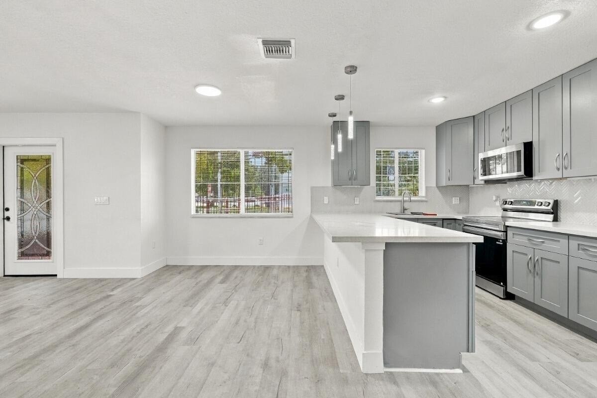 4952 Nw 21st Ave - Photo 7 of 49