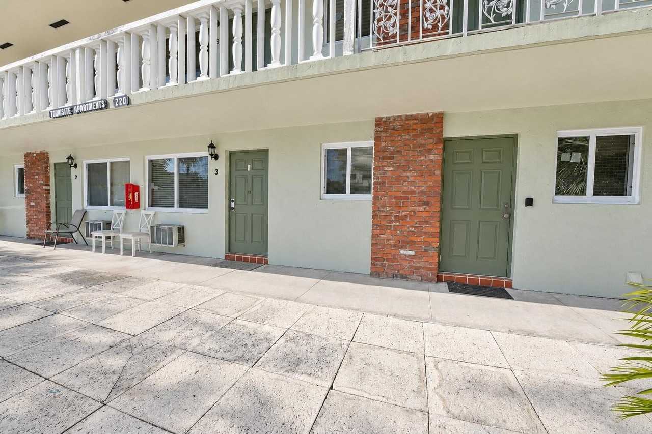 220 Lucerne Ave #3 - Photo 5 of 21