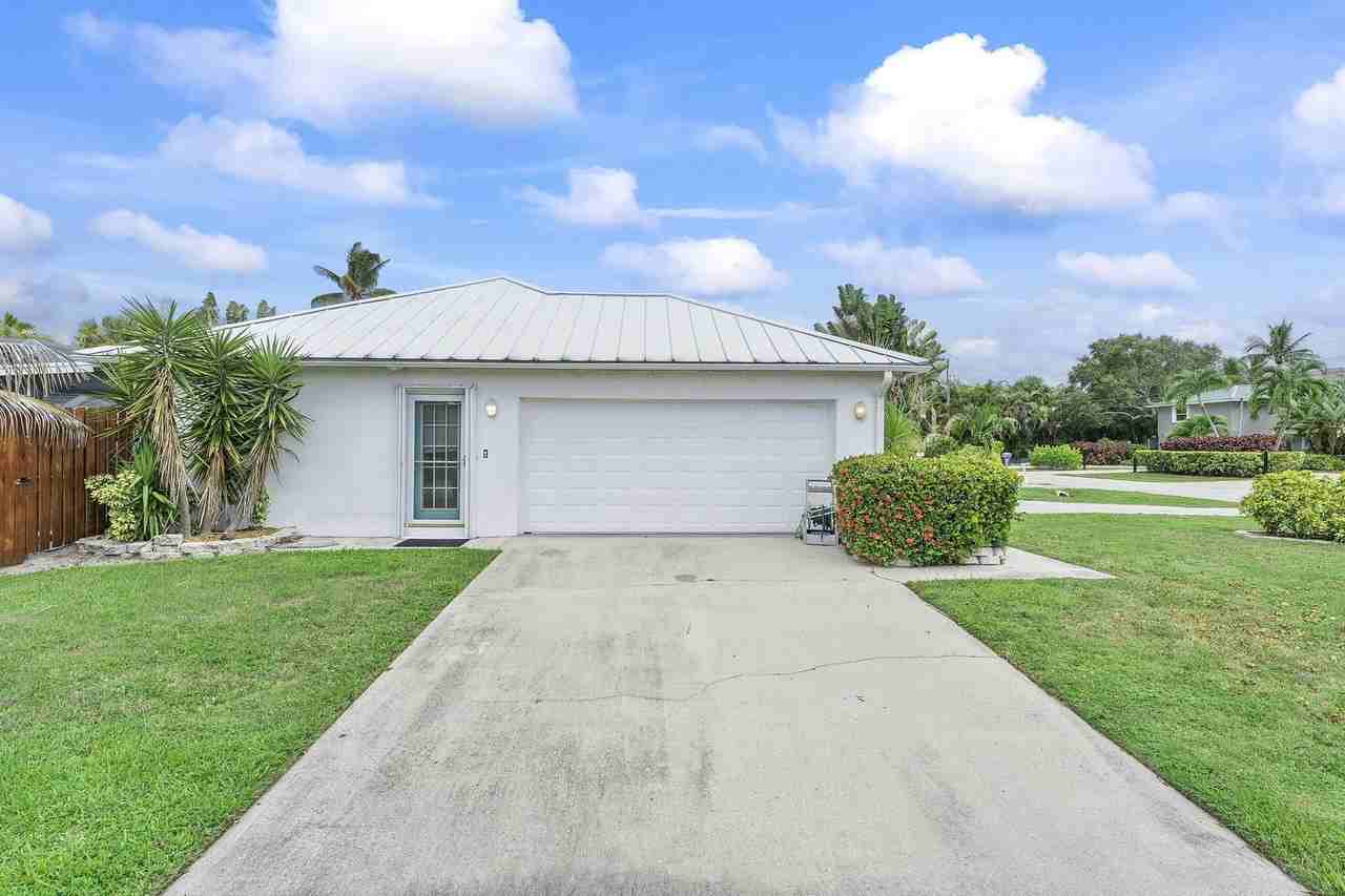1577 Thumb Point Dr - Photo 2 of 44