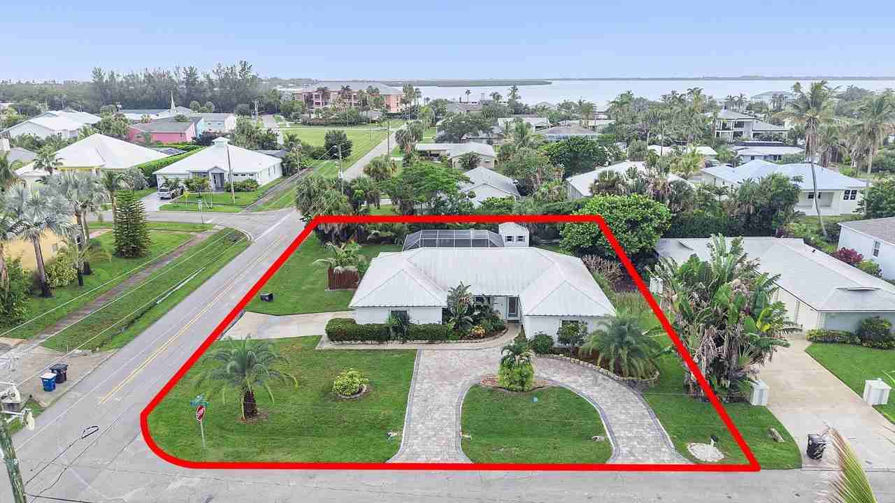 1577 Thumb Point Dr - Photo 3 of 44