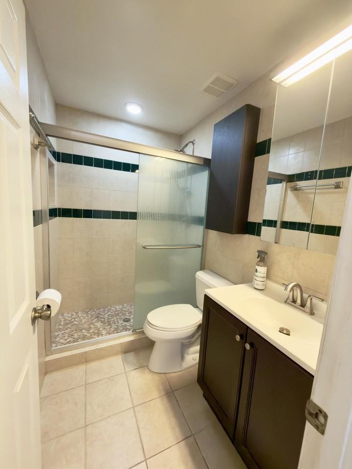 3154 Nw 72nd Ave - Photo 5 of 25