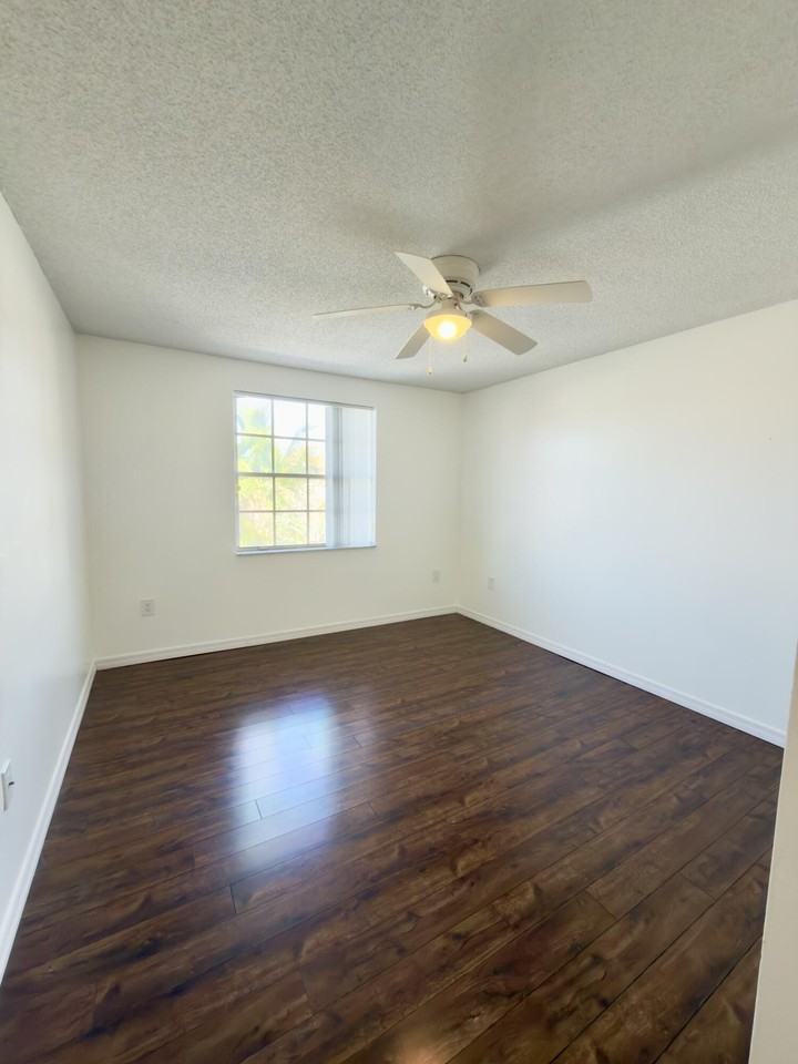3154 Nw 72nd Ave - Photo 7 of 25