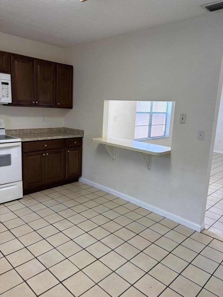1303 Hempstead St - Photo 4 of 23