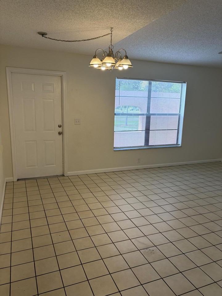 1303 Hempstead St - Photo 7 of 23