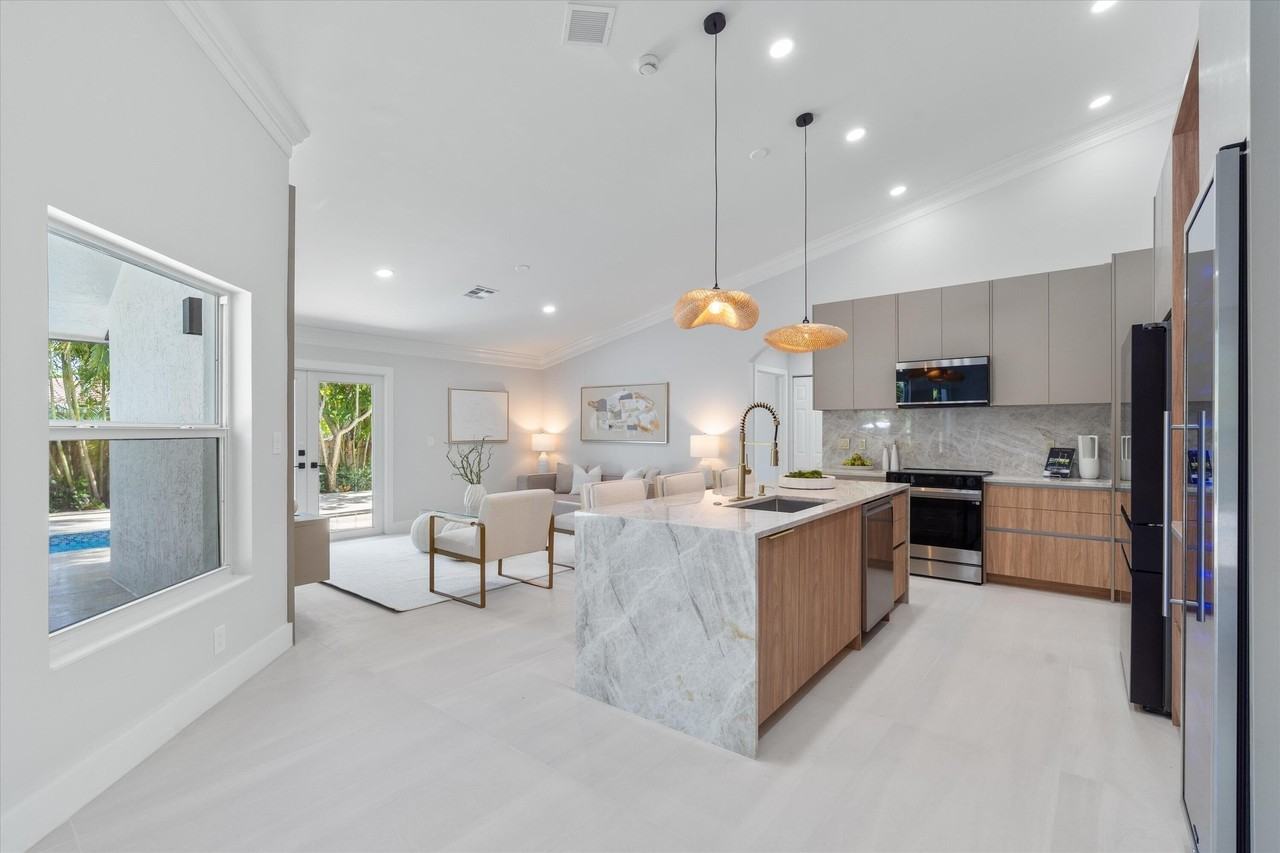 1132 Ne 3rd Ave - Photo 7 of 36