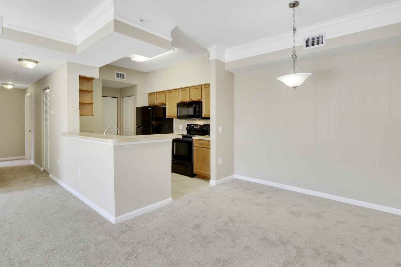 9211 Myrtlewood Cir W - Photo 4 of 26