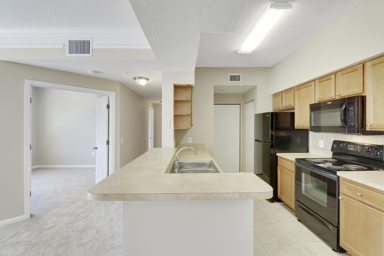 9211 Myrtlewood Cir W - Photo 5 of 26