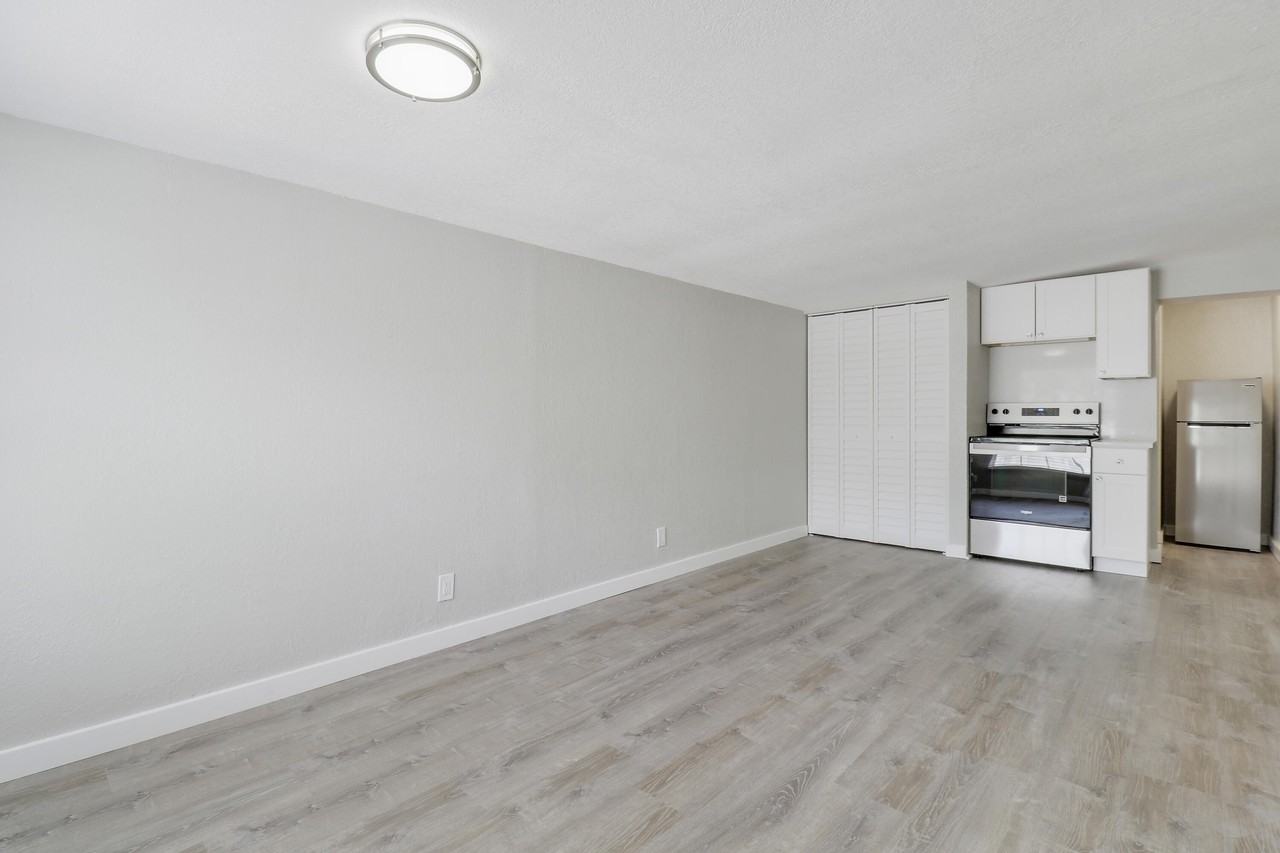 711 4th Ave S #709 - Photo 3 of 13