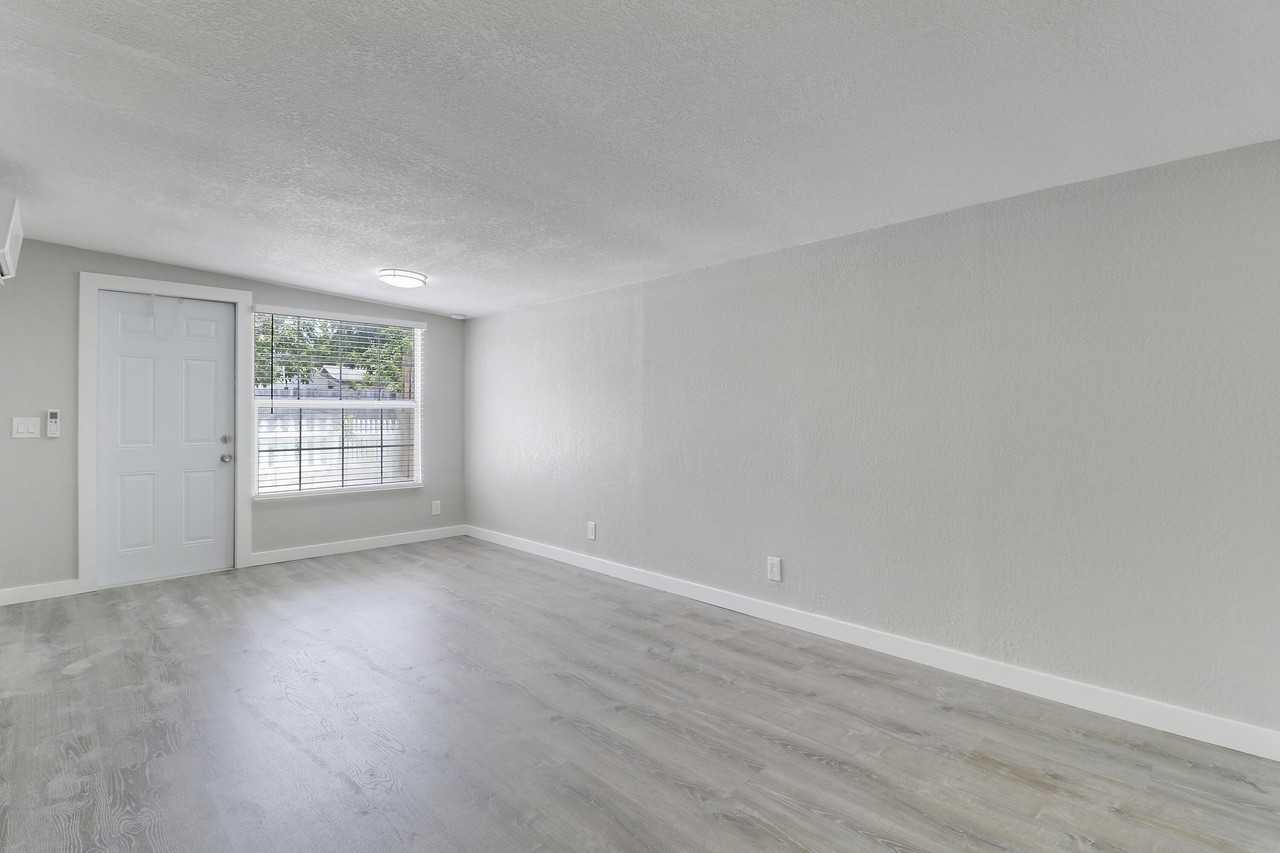 711 4th Ave S #709 - Photo 5 of 13