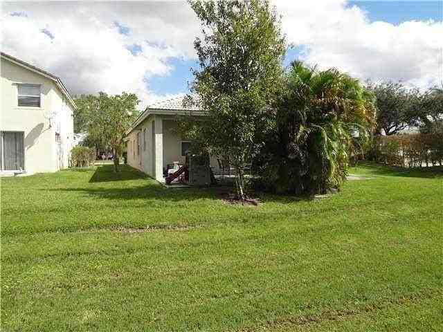 7953 Nw 70th Ave - Photo 2 of 11