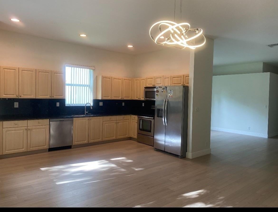 7953 Nw 70th Ave - Photo 4 of 11