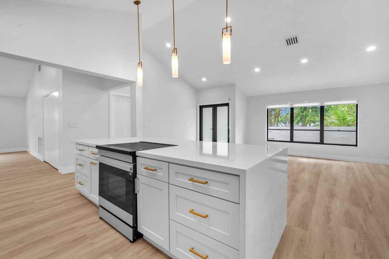 8411 Sw 57th St - Photo 5 of 43