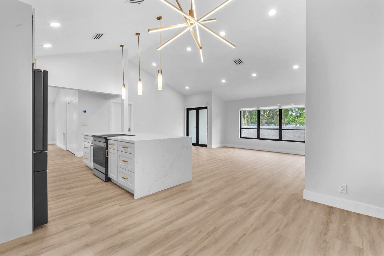 8411 Sw 57th St - Photo 6 of 43