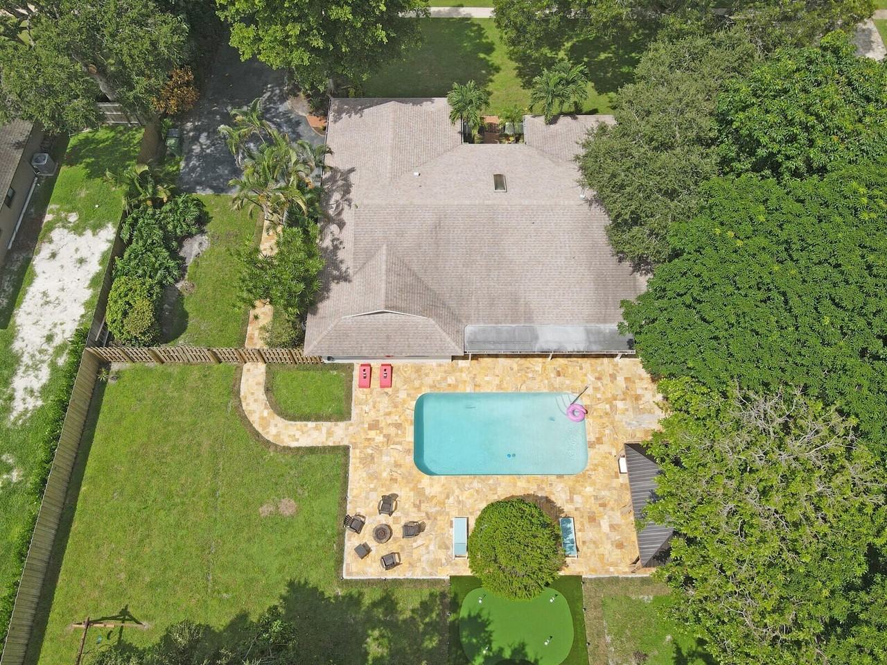 166 Old Country Rd S - Photo 3 of 50