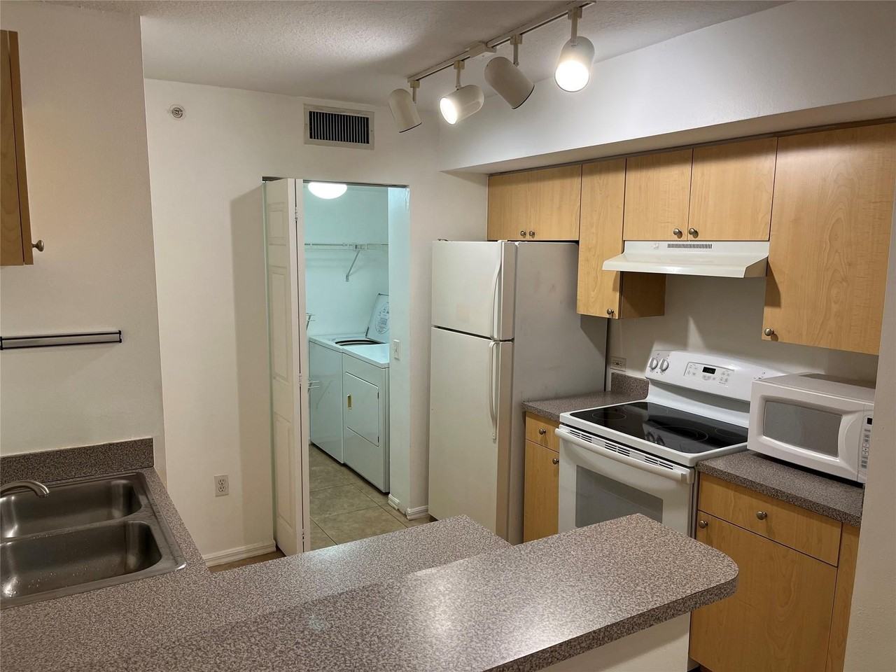 913 Villa Cir #913 - Photo 4 of 20