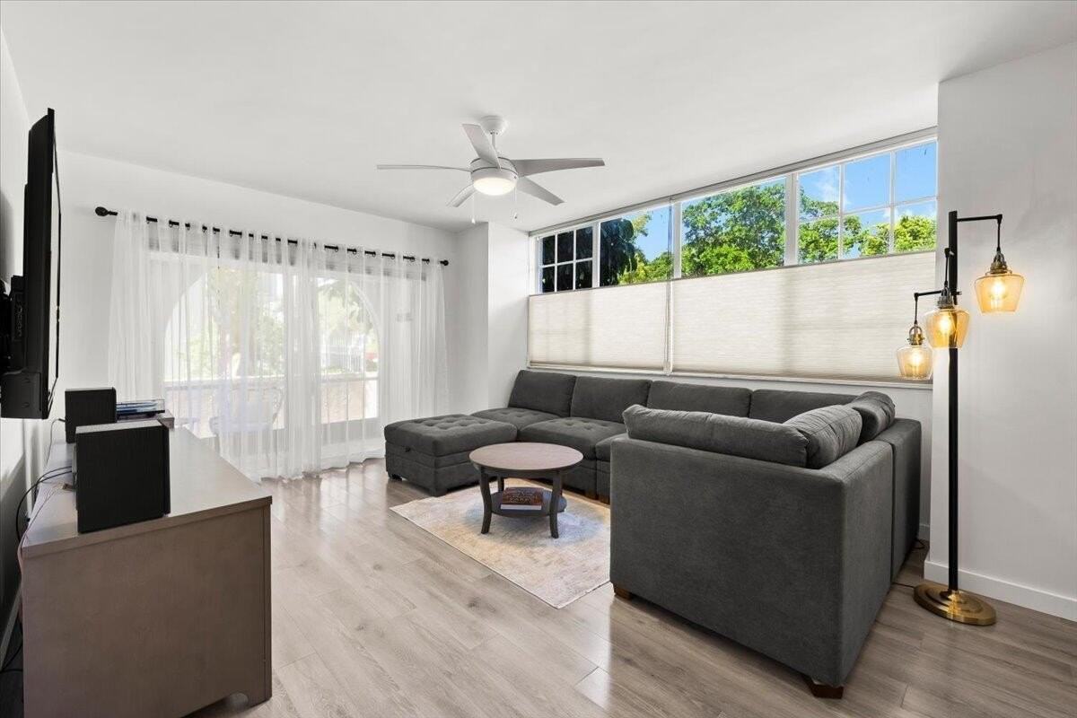 250 Ne 20th St - Photo 5 of 36