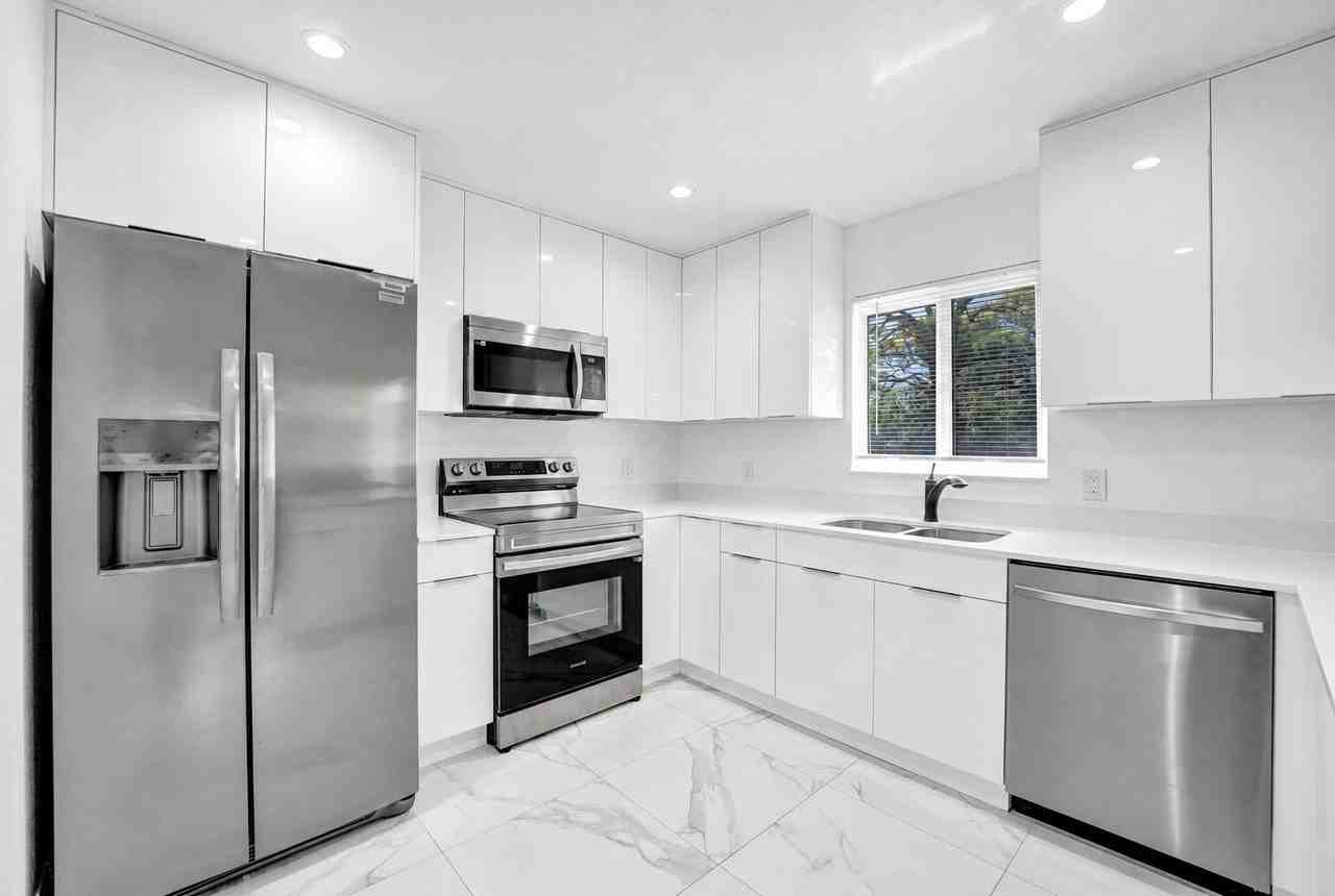 830 Nw 19th Ter - Photo 5 of 29