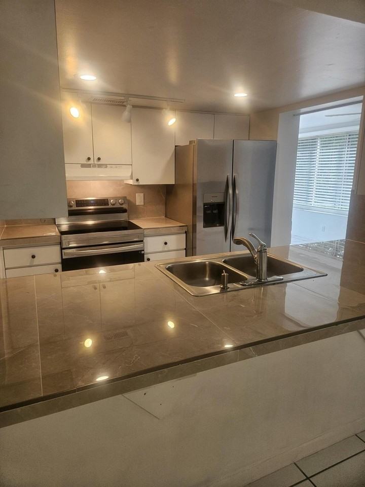 2141 Sw 23rd Ave - Photo 3 of 12