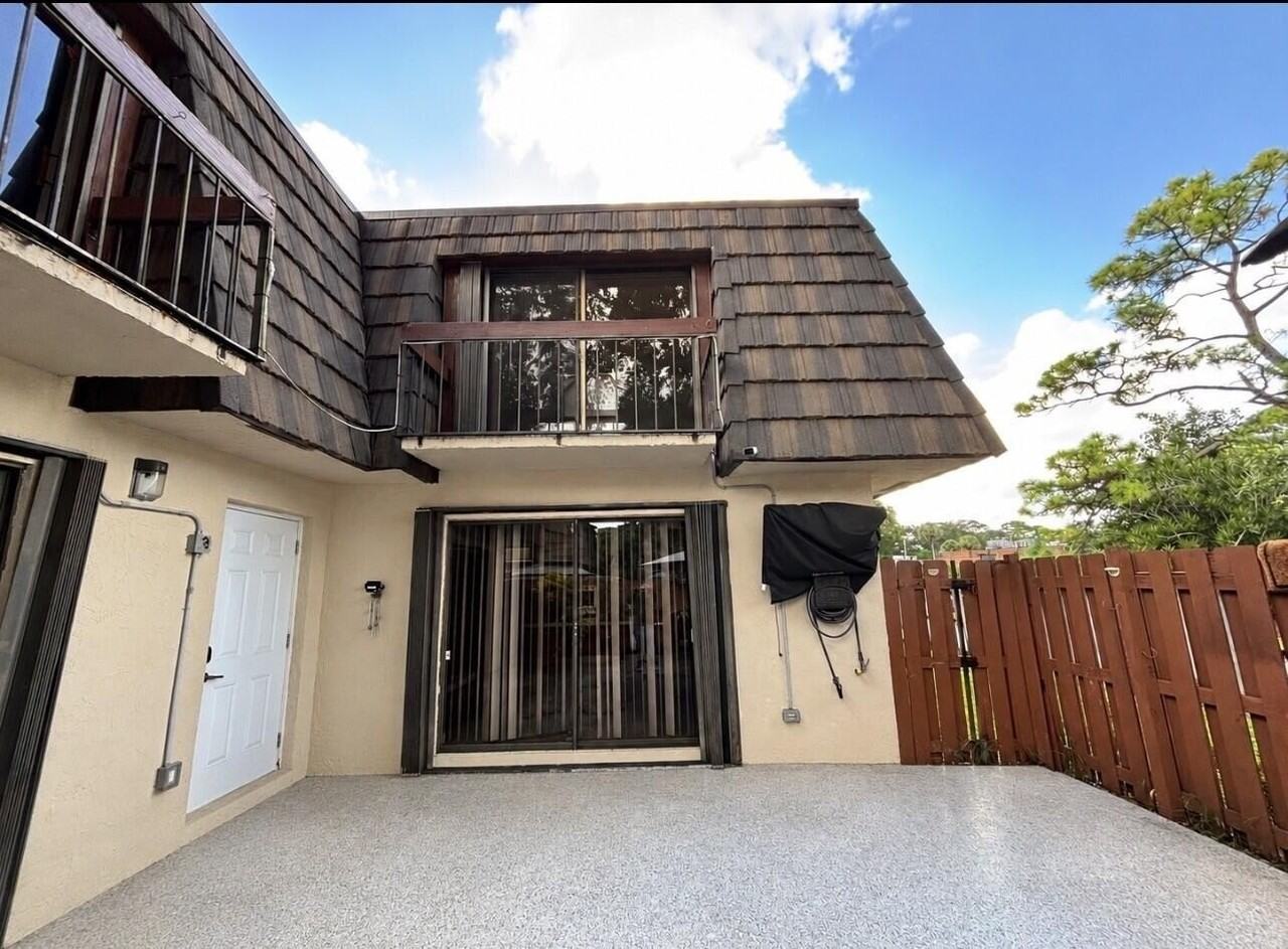 4039 Palm Bay Cir #B - Photo 2 of 33