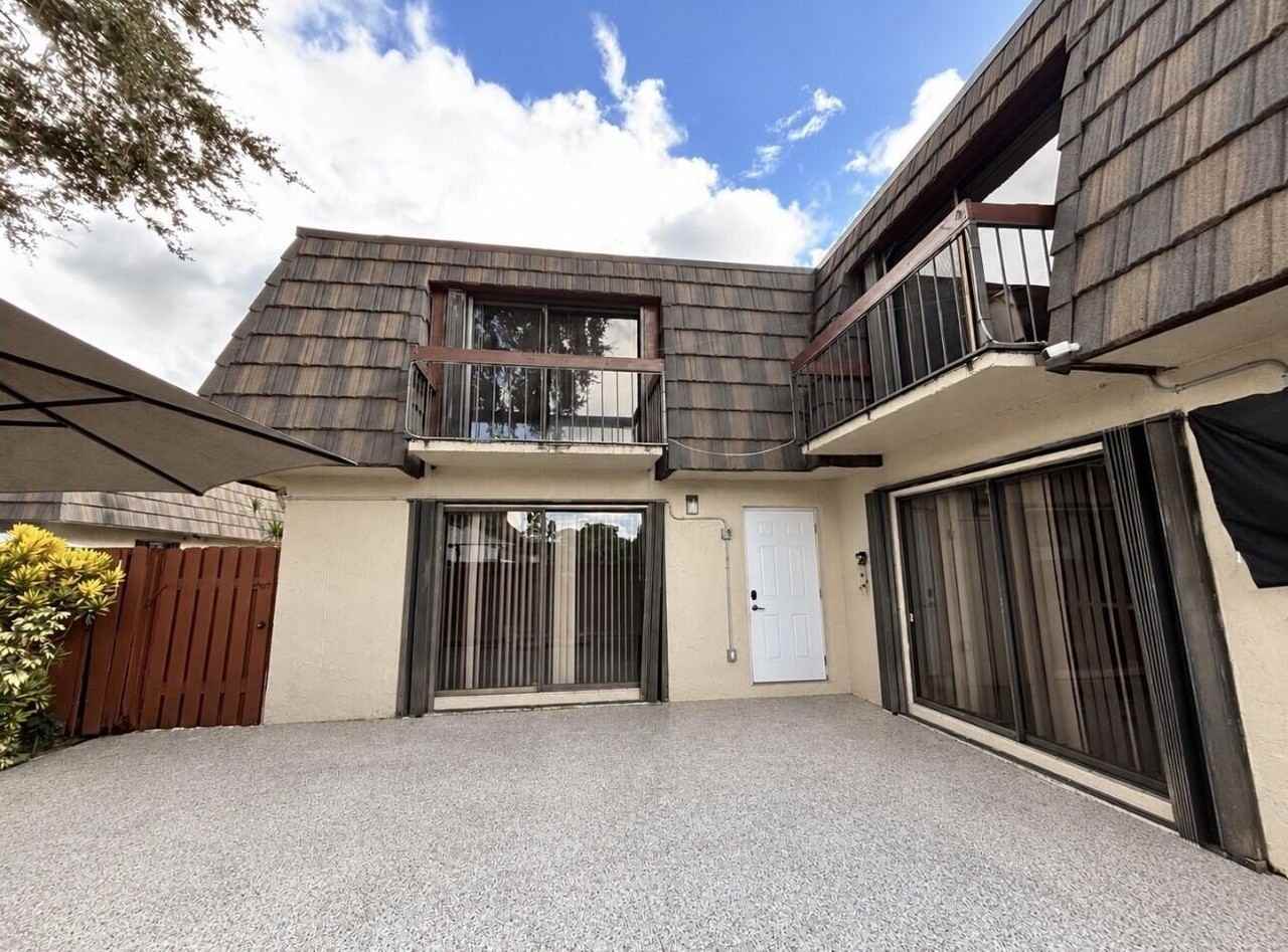 4039 Palm Bay Cir #B - Photo 3 of 33