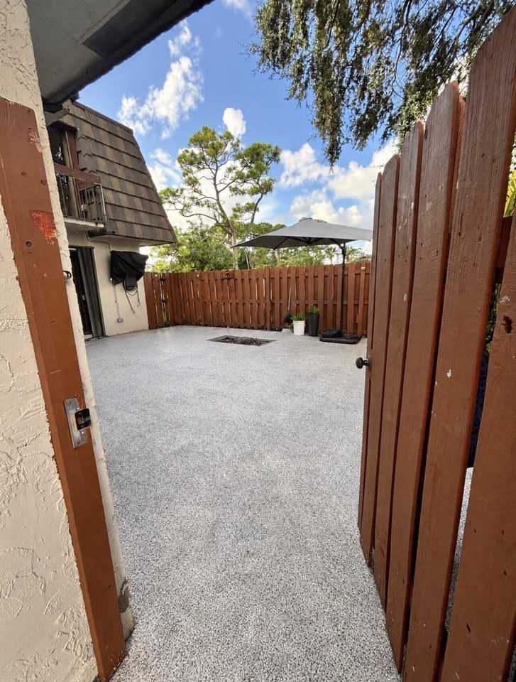 4039 Palm Bay Cir #B - Photo 4 of 33