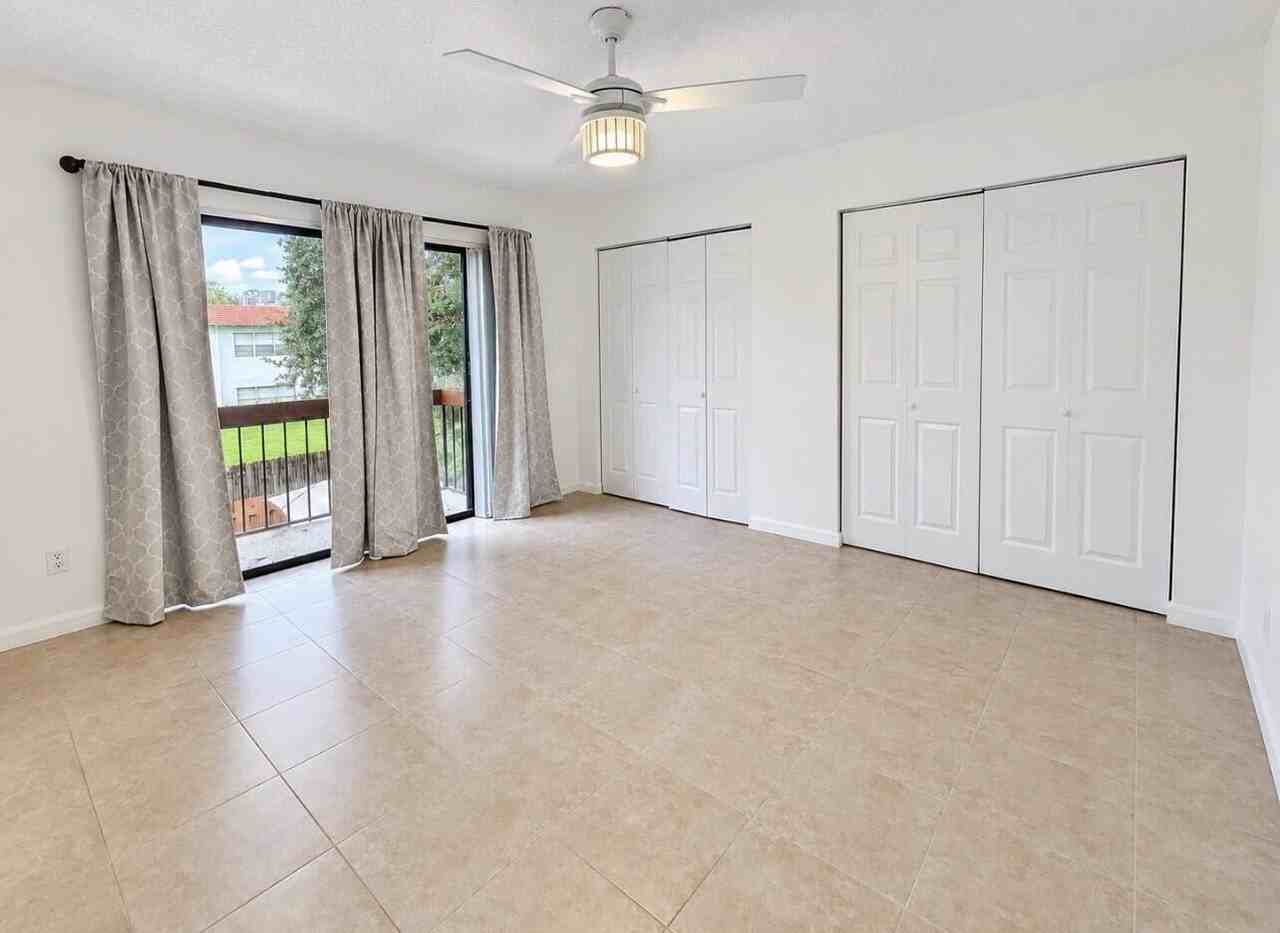 4039 Palm Bay Cir #B - Photo 7 of 33