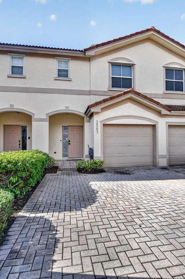 2557 Riverside Dr - Photo 3 of 39