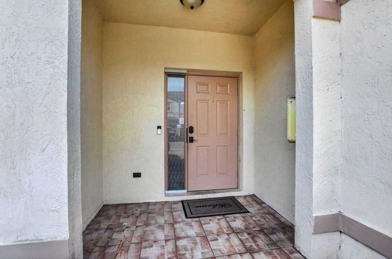 2557 Riverside Dr - Photo 4 of 39