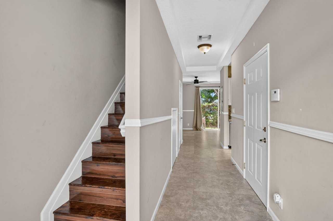 2557 Riverside Dr - Photo 5 of 39