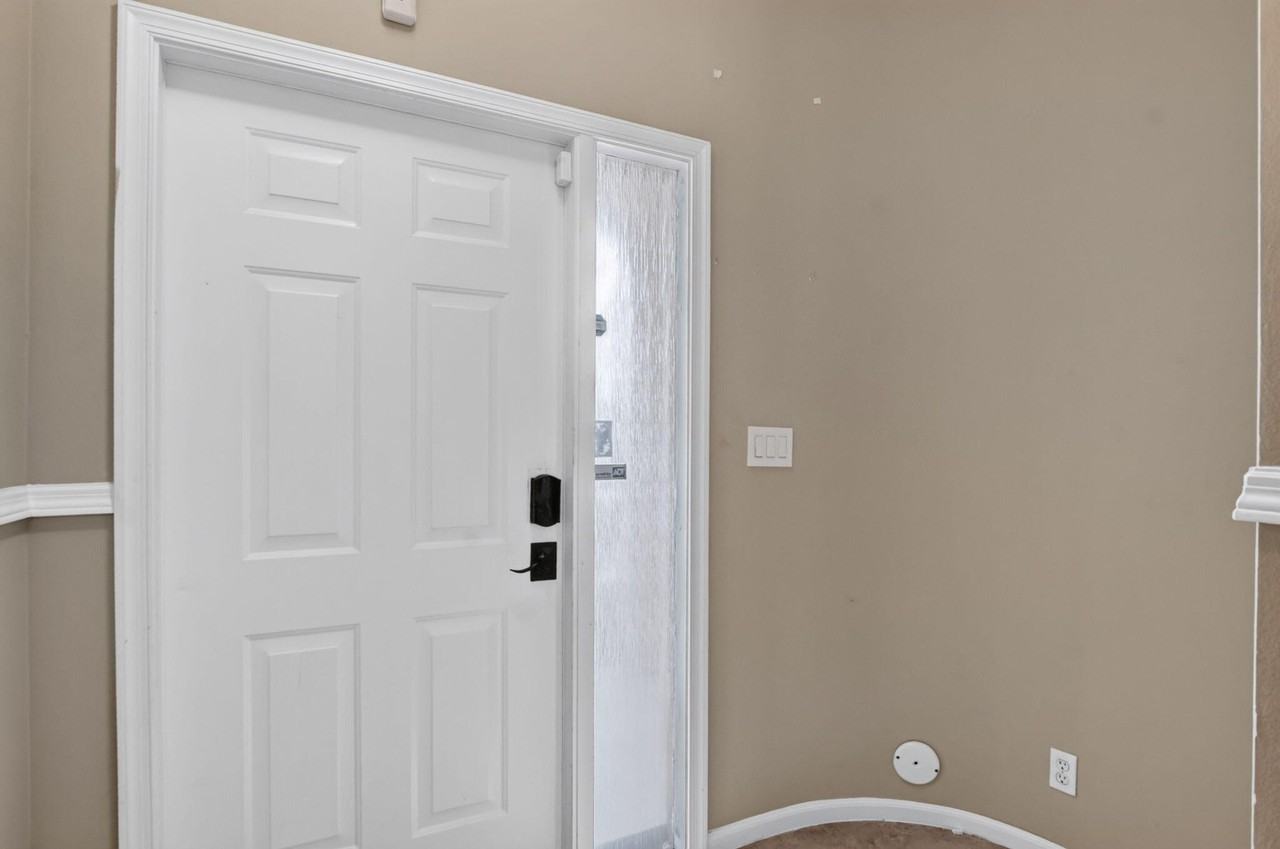 2557 Riverside Dr - Photo 6 of 39