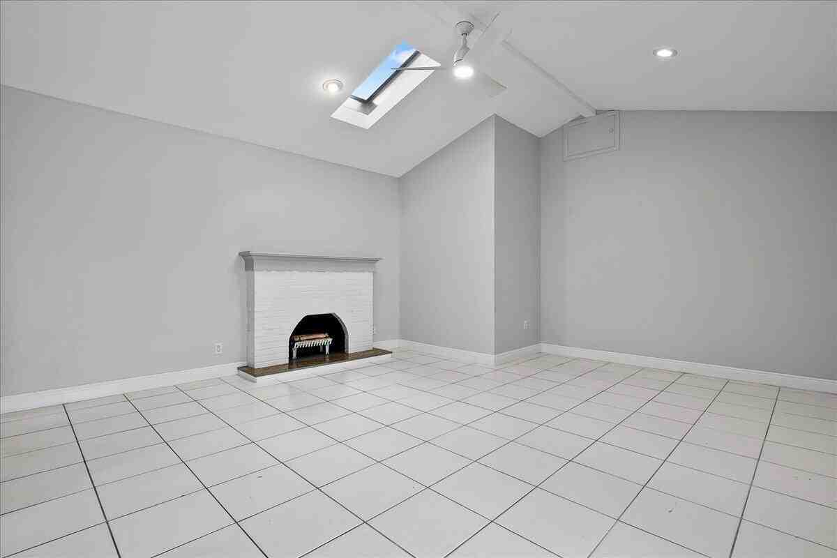 205 E Palm St - Photo 3 of 27