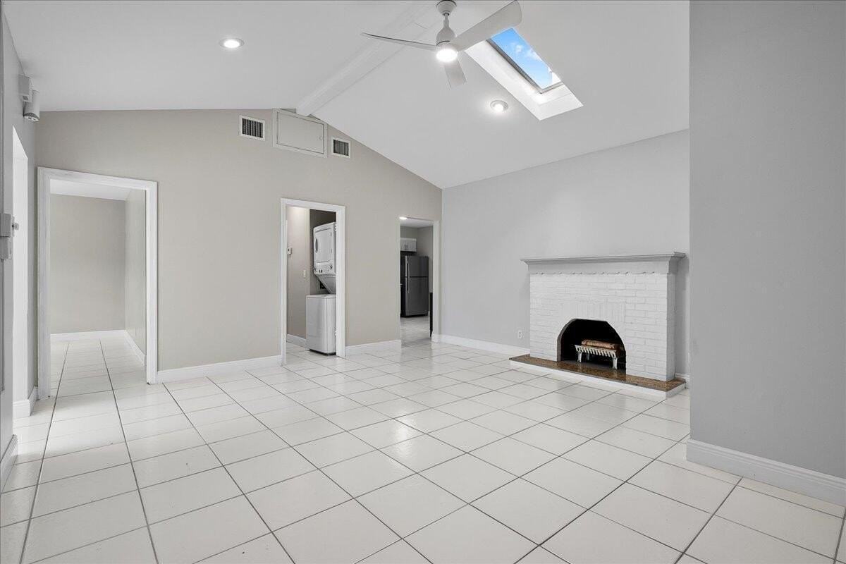 205 E Palm St - Photo 4 of 27