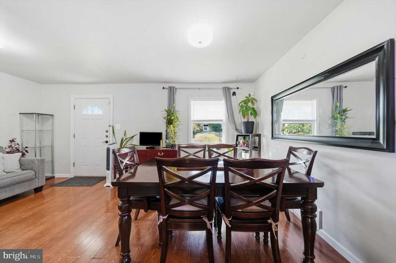 7233 Marywood St - Photo 5 of 50