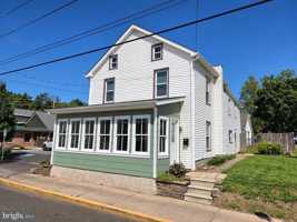featured image of 513 E Walnut St