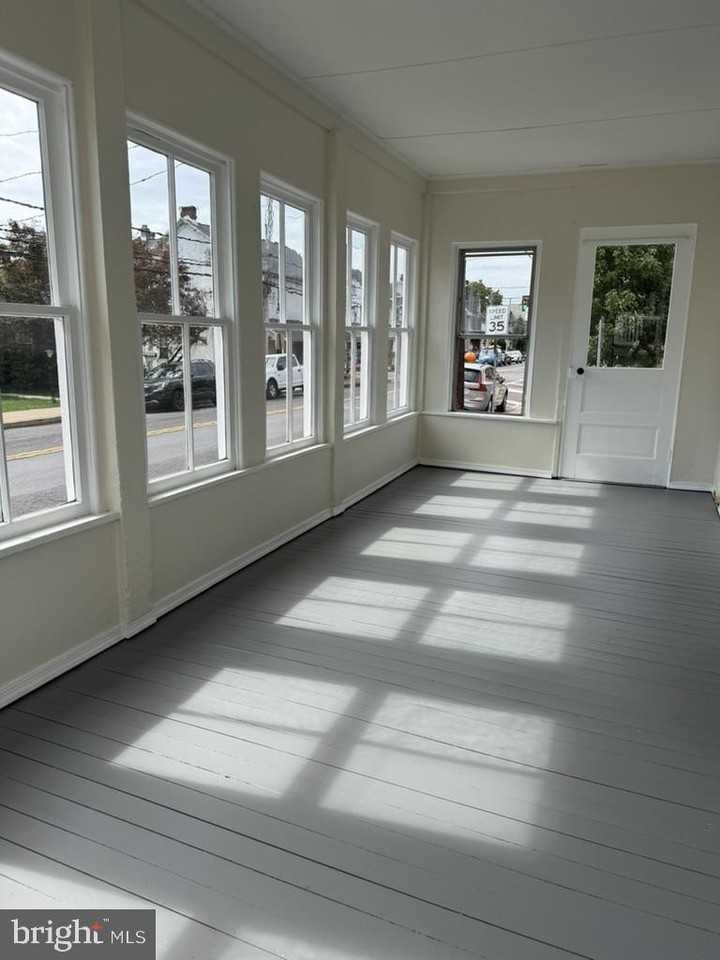 513 E Walnut St - Photo 2 of 23