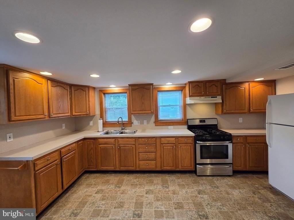 513 E Walnut St - Photo 3 of 23