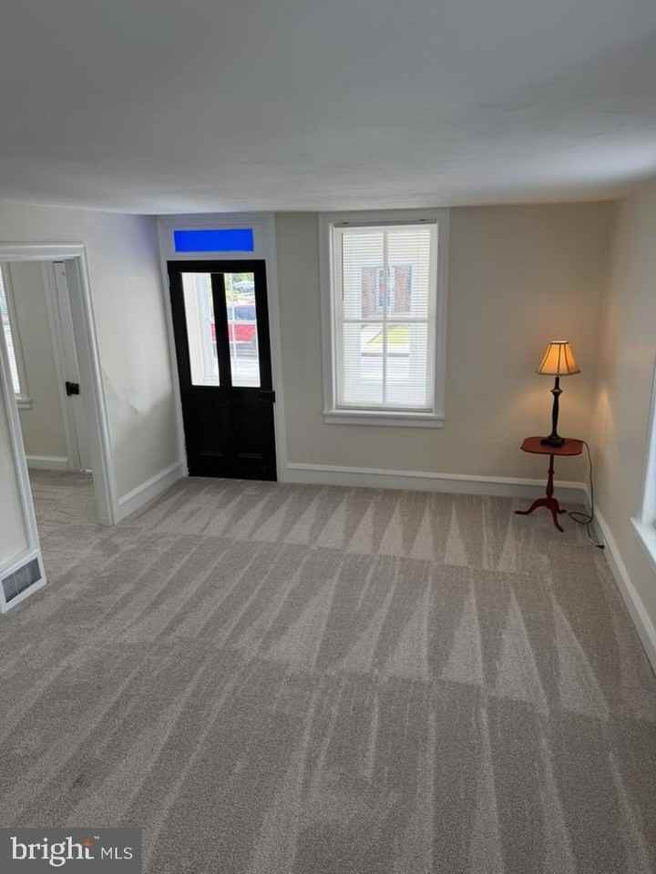 513 E Walnut St - Photo 4 of 23