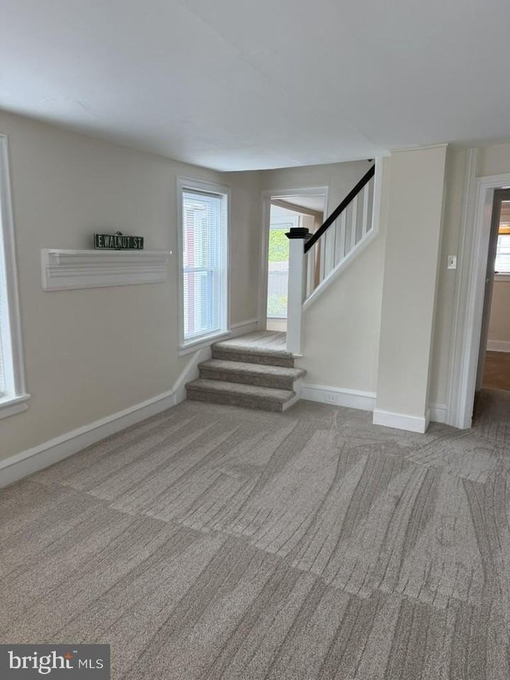513 E Walnut St - Photo 5 of 23