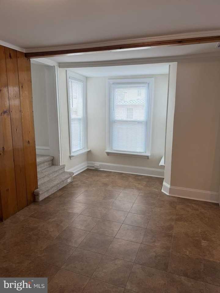 513 E Walnut St - Photo 7 of 23