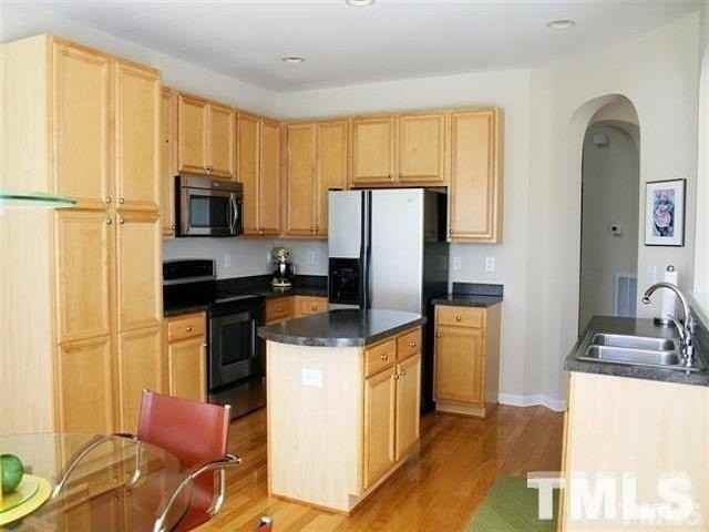 206 Royal Tower Way - Photo 4 of 18