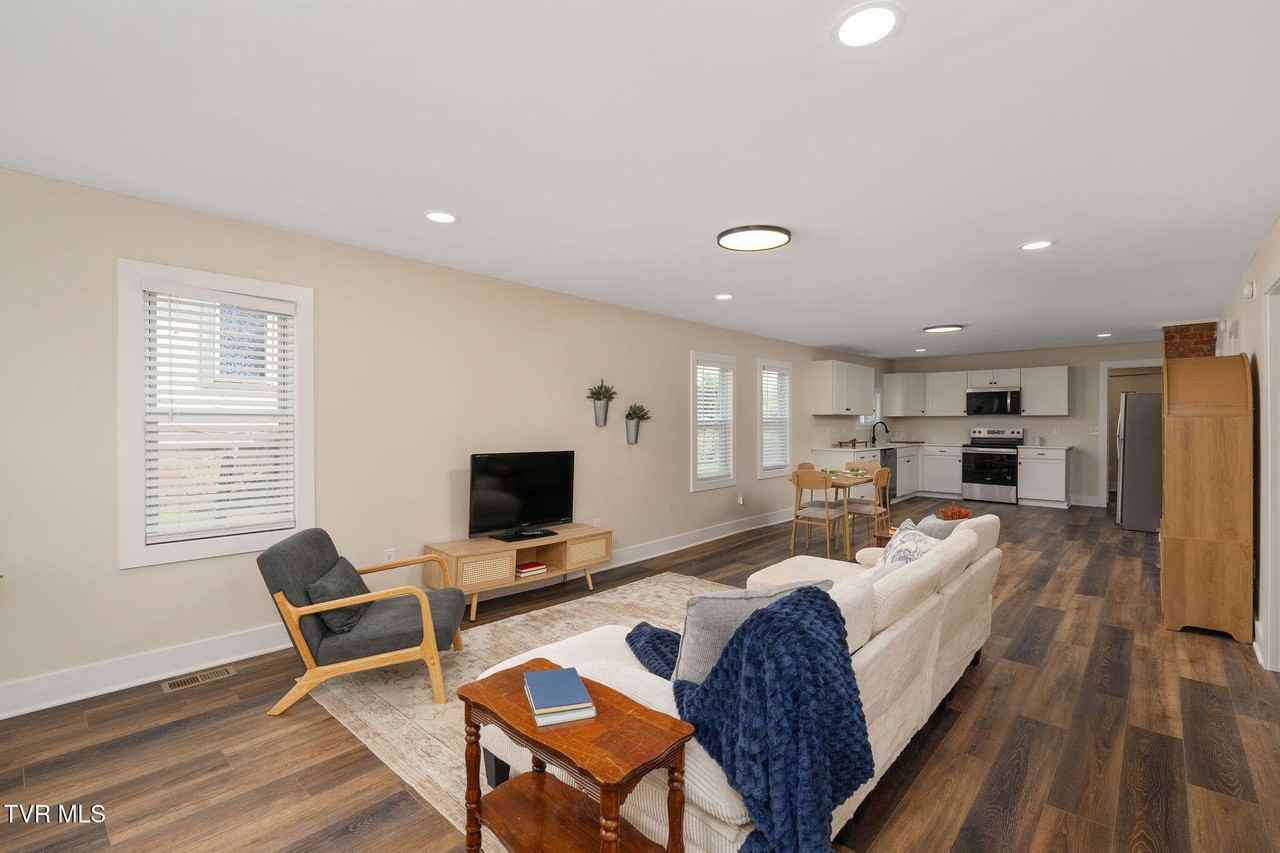 1465 Highpoint Ave - Photo 3 of 50
