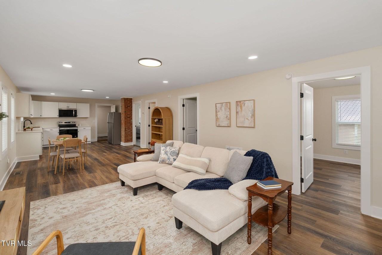 1465 Highpoint Ave - Photo 4 of 50