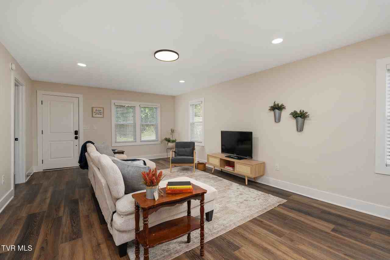 1465 Highpoint Ave - Photo 5 of 50