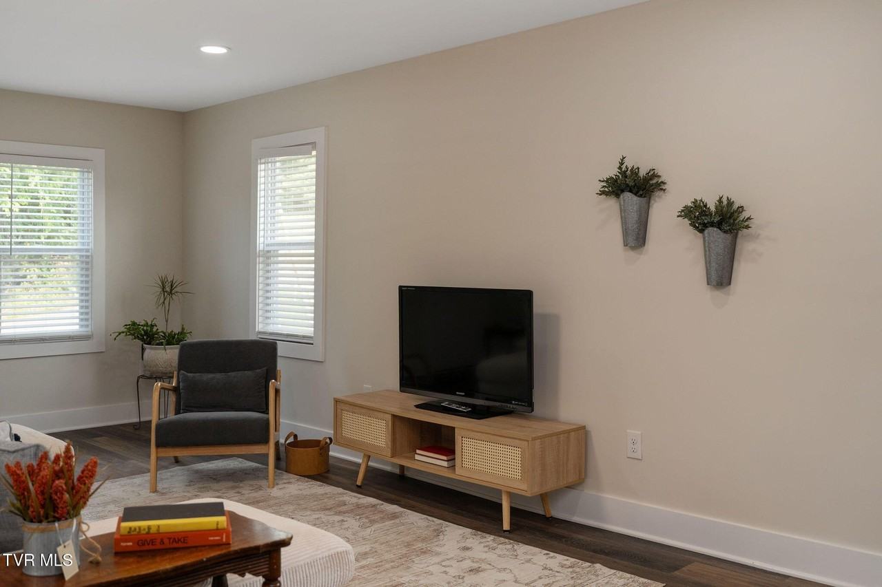 1465 Highpoint Ave - Photo 6 of 50