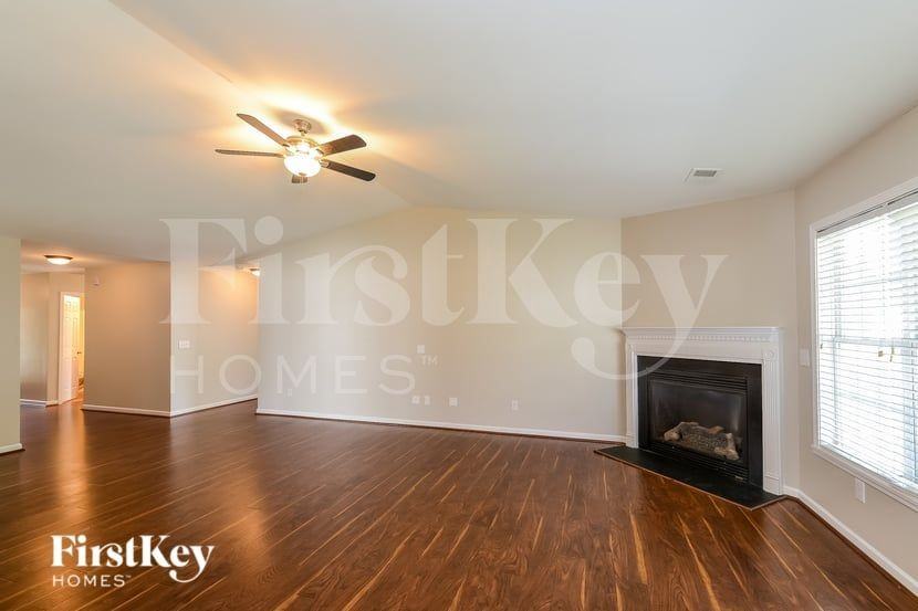 1946 Longmont Dr - Photo 3 of 15