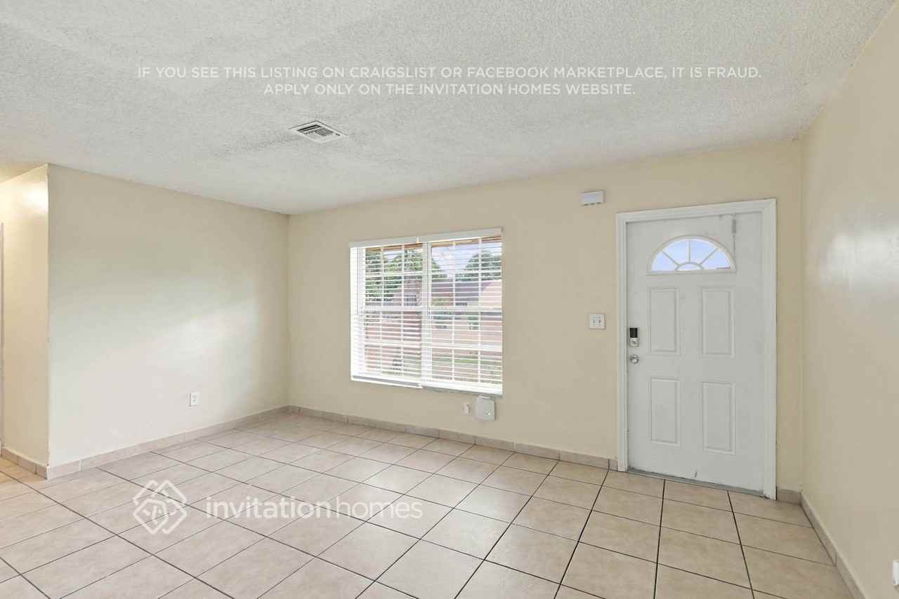 4921 Nw 170th St - Photo 3 of 17