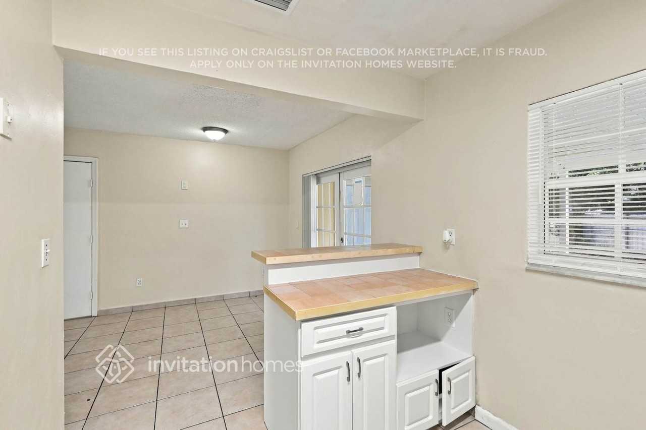 4921 Nw 170th St - Photo 6 of 17