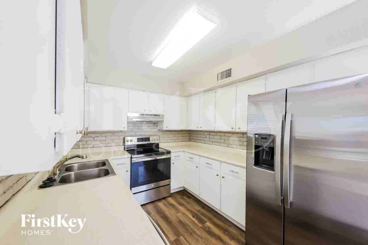 5240 W Hatcher Rd - Photo 7 of 15
