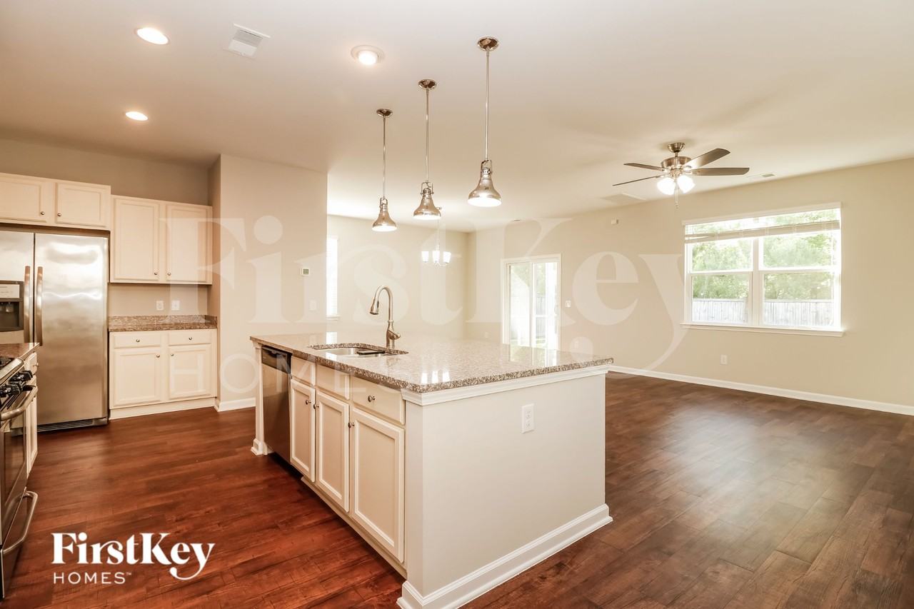 516 Glady Rd - Photo 5 of 15